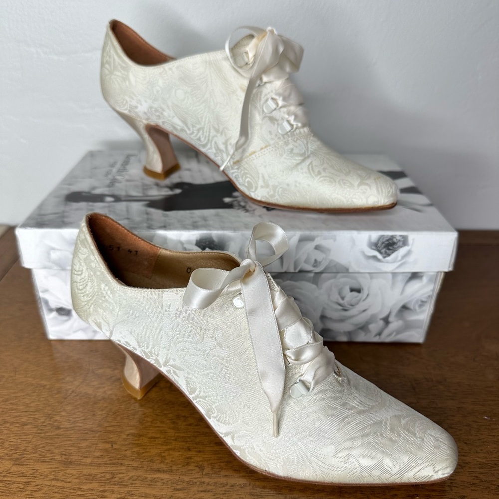 Vintage 1980s Kenneth Cole New York Ivory Jacquard “Madonna” Heels Size 7.5